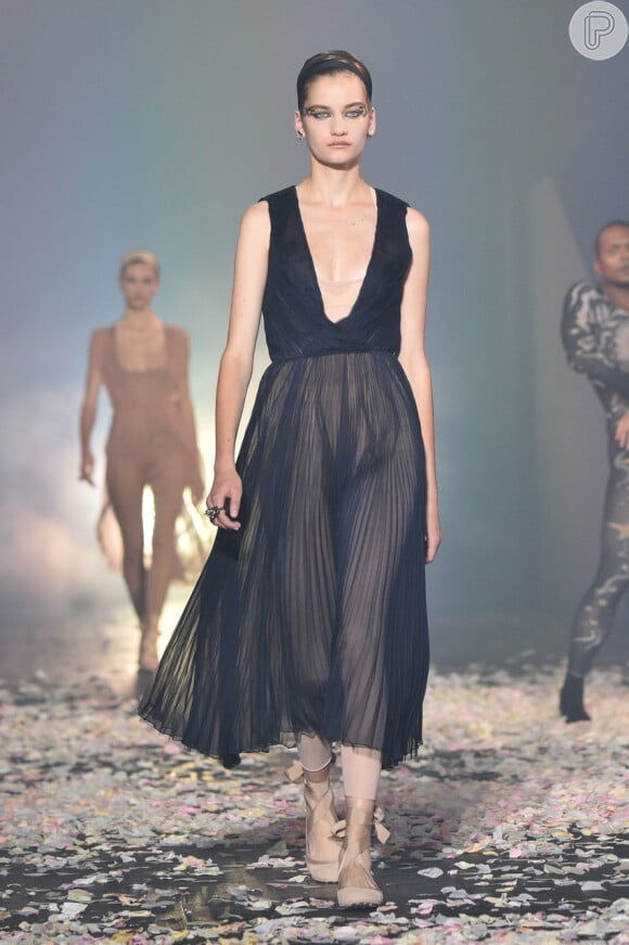 Contraste: vestido de transparência preto e sapatilha nude para deixar o look de verão mais estiloso
