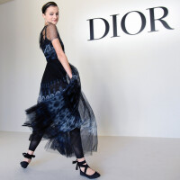 Os vestidos românticos da Dior em Paris e a volta da sapatilha