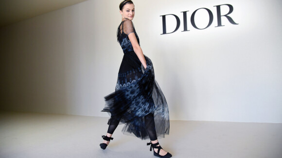 Os vestidos românticos da Dior em Paris e a volta da sapatilha
