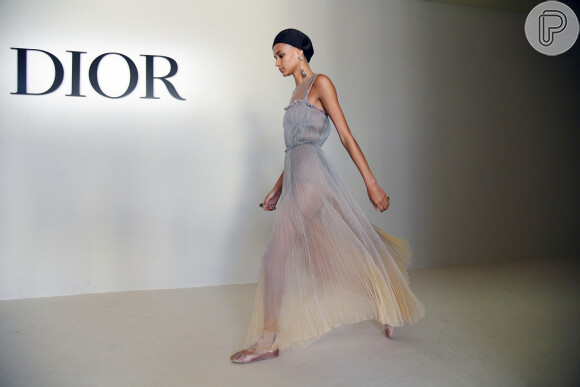 Vestido de tule em tons claros e sapatilha bailarina compõem o look de verão da Dior em Paris