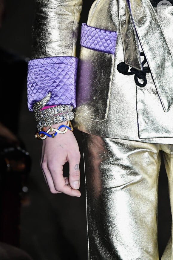 Pulseiras de cobra: Gucci fez um pulseirismo glamouroso no desfile de Paris, misturando 2 pulseiras em estilo bracelete