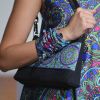 Match no look: as pulseiras de tecido apareceram com a mesma estampa das roupas e das bolsas no desfile da grife Marisol Deluna em Nova York