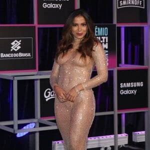 Anitta aliou brilho e transparência em seu look na 25ª edição do prêmio Multishow