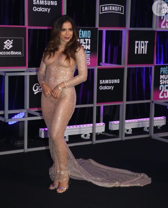 Anitta usou lingerie nude com o vestido completamente transparente