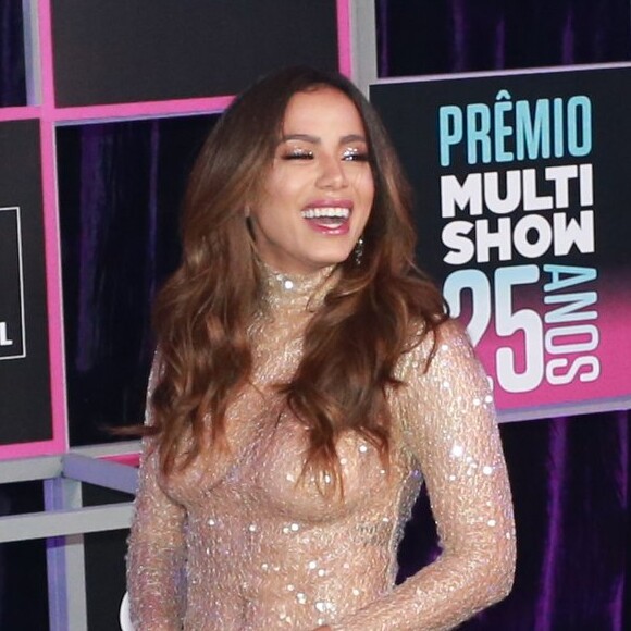 Anitta manteve o brilho do vestido em sua make