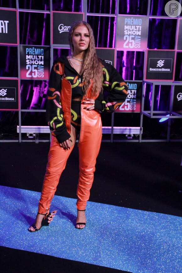 Luísa Sonza escolheu uma calça neon em tom de laranja para combinar com a blusa estampada no Prêmio Multishow, que aconteceu no dia 25 de setembro de 2018