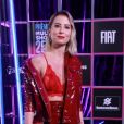 Lingerie à mostra: Bárbara França deixou o top de renda vermelho em destaque no look do Prêmio Multishow 2018