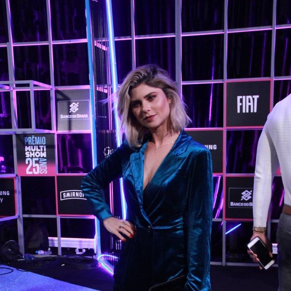 Elegante: Julianne Trevisol escolheu um vestido curto de tecido que imita veludo para o Prêmio Multishow 2018
