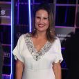 A atriz Úrsula Corona apostou no vestido branco com brilho no decote para o Prêmio Multishow