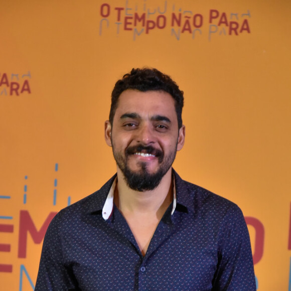 Barão (Rui Ricardo Diaz) fica revoltado ao ser confrontado por Samuca (Nicolas Prattes) na novela 'O Tempo Não Para': 'Tá doido, mano? Veio na minha quebrada pra me desafiar?'