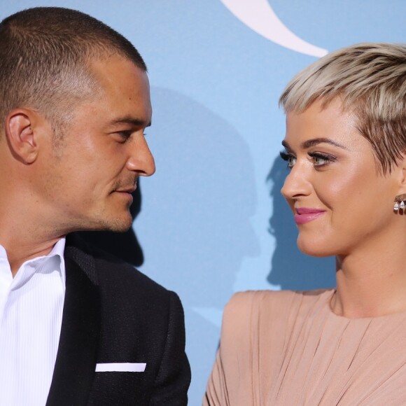 Katy Perry troca olhares com Orlando Bloom