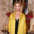 O amarelo também apareceu no look de Karlie Kloss no casaco longo de alfaiataria