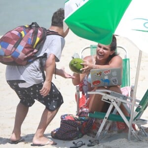 Giulia Costa ganha coco de rapaz em dia na praia