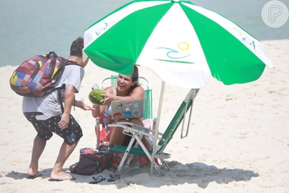 Giulia Costa ganha coco de rapaz em dia na praia