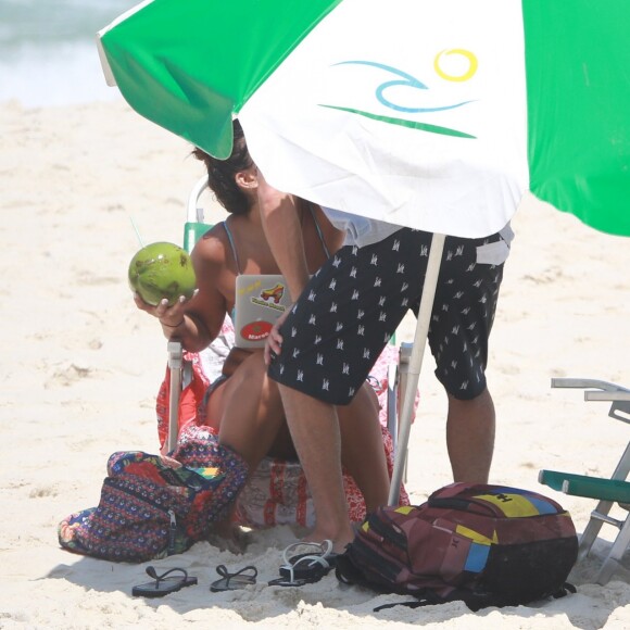 Giulia Costa exibe boa forma, renova bronze e troca beijos na praia da Barra da Tijuca, zona oeste do Rio de Janeiro, na manhã desta quinta-feira, 27 de setembro de 2018