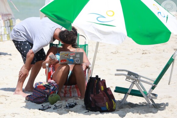 Giulia Costa troca beijos com rapaz ao curtir praia