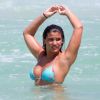 Giulia Costa exibe boa forma, renova bronze e troca beijos na praia da Barra da Tijuca, zona oeste do Rio de Janeiro, na manhã desta quinta-feira, 27 de setembro de 2018