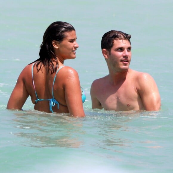 Giulia Costa exibe boa forma, renova bronze e troca beijos na praia da Barra da Tijuca, zona oeste do Rio de Janeiro, na manhã desta quinta-feira, 27 de setembro de 2018