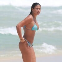 Giulia Costa renova bronze, estuda e troca beijos em praia do Rio. Fotos!