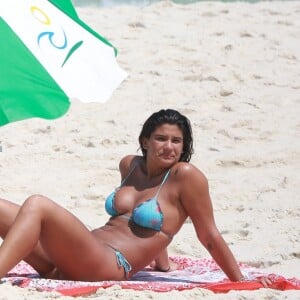 Giulia Costa exibe boa forma, renova bronze e troca beijos na praia da Barra da Tijuca, zona oeste do Rio de Janeiro, na manhã desta quinta-feira, 27 de setembro de 2018