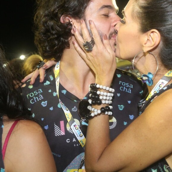 Fátima Bernardes ganhou beijo do namorado, Túlio Gadêlha, em seu aniversário de 56 anos