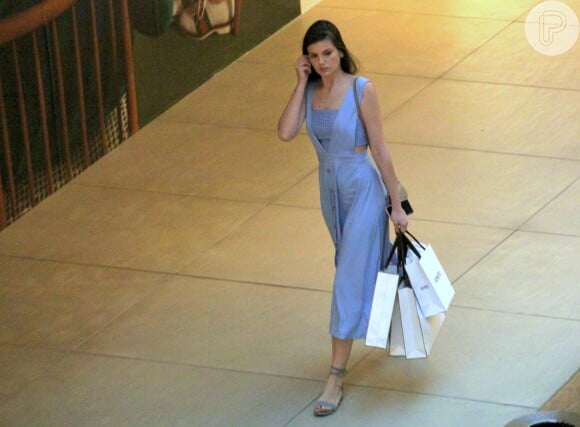 Camila Queiroz deixa shopping com sacolas de compras