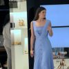 Camila Queiroz escolheu um vestido midi azul bebê da marca LN Brand