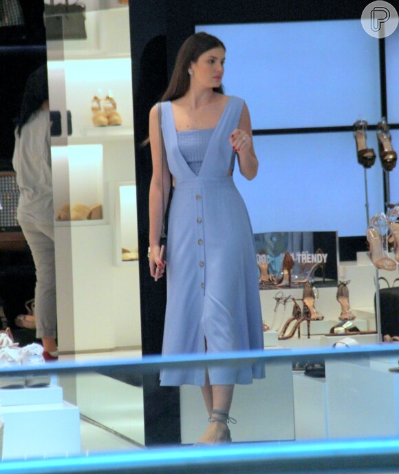 Camila Queiroz escolheu um vestido midi azul bebê da marca LN Brand