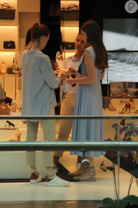 Camila Queiroz escolhe sapato em loja durante tarde de compras no Rio de Janeiro