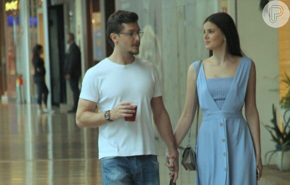 Camila Queiroz escolheu um look romântico para o passeio com o marido
