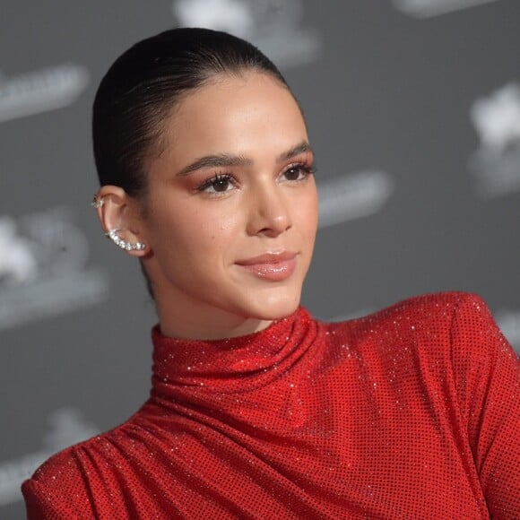 Em Paris, Bruna Marquezine tem nariz elogiado por fã