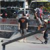Murilo Benício aproveita manhã de sol no Rio para andar de skate com o filho Pietro