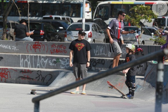 Murilo Benício aproveita manhã de sol no Rio para andar de skate com o filho Pietro