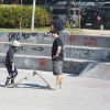 Murilo Benício aproveita tarde de sol para passear com o filho Pietro e andar de skate no Rio