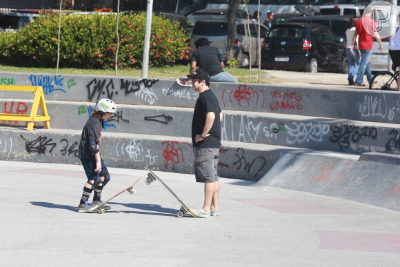 Murilo Benício aproveita tarde de sol para passear com o filho Pietro e andar de skate no Rio
