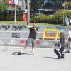 Murilo Benício aproveita manhã de sol para passear com o filho Pietro e andar de skate no Rio