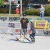 Murilo Benício aproveita manhã de sol para passear com o filho Pietro e andar de skate no Rio