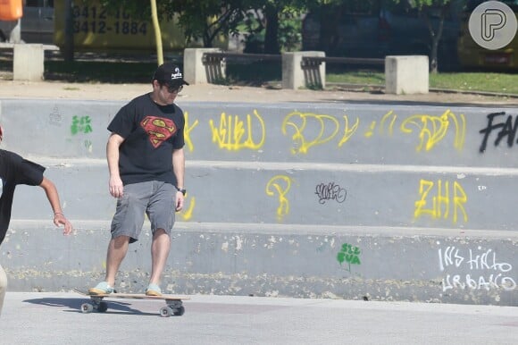 Murilo Benício mostra habilidade sobre skate em manhã de passeio com o filho Pietro no Rio