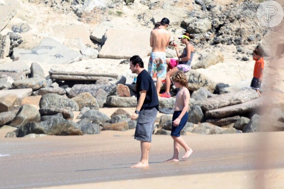 Murilo Benício parte tarde de domingo com o filho Pietro na praia do Leblon, no Rio