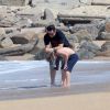 Murilo Benício parte tarde de domingo com o filho Pietro na praia do Leblon, no Rio