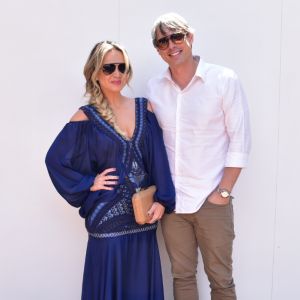 Eliana e o noivo, Adriano Ricco, chegam ao casamento de Luiza Possi com o diretor Cris Gomes