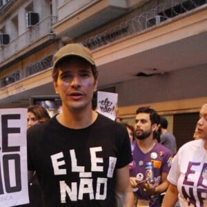 Daniel de Oliveira carregou um cartaz com a hashtag Ele Não