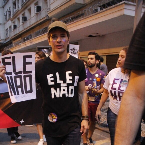 Daniel de Oliveira carregou um cartaz com a hashtag Ele Não