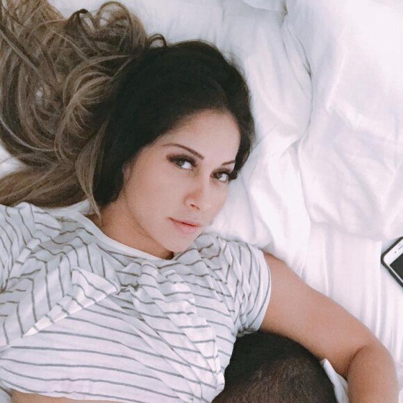Mayra Cardi desabafou após criticas por fazer ensaio sensual com o marido aos 9 meses de gravidez: 'Convido as mamães a refletirem de quanto machismo tem nisso, de que mulher grávida não pode ser sexy e desejada, não pode beijar na boca do marido... Tenho vergonha de ouvir isso'