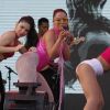 Anitta canta seus hits no Canto Niterói