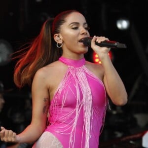 Anitta se apresenta no Festival Canta Niterói, no Rio de Janeiro