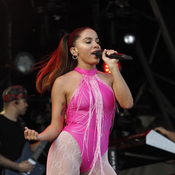 Anitta se apresenta no Festival Canta Niterói, no Rio de Janeiro