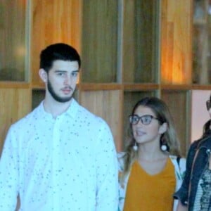 Fátima Bernardes passeia em shopping com Vinicius e Thalita