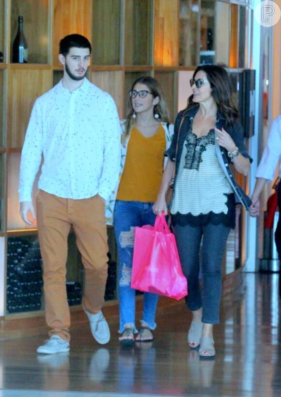 Fátima Bernardes passeia em shopping com Vinicius e Thalita
