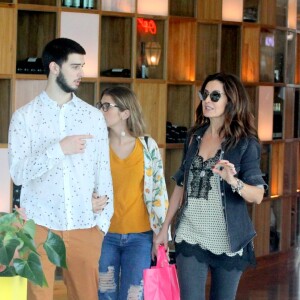 Fátima Bernardes é fotografada ao lado do filho, Vinicius, e a nora, Thalita